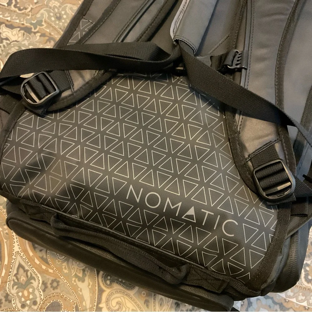 Like New Nomatic Travel Bag 40L + Laundry Bag+ Waist Strap Used 1x